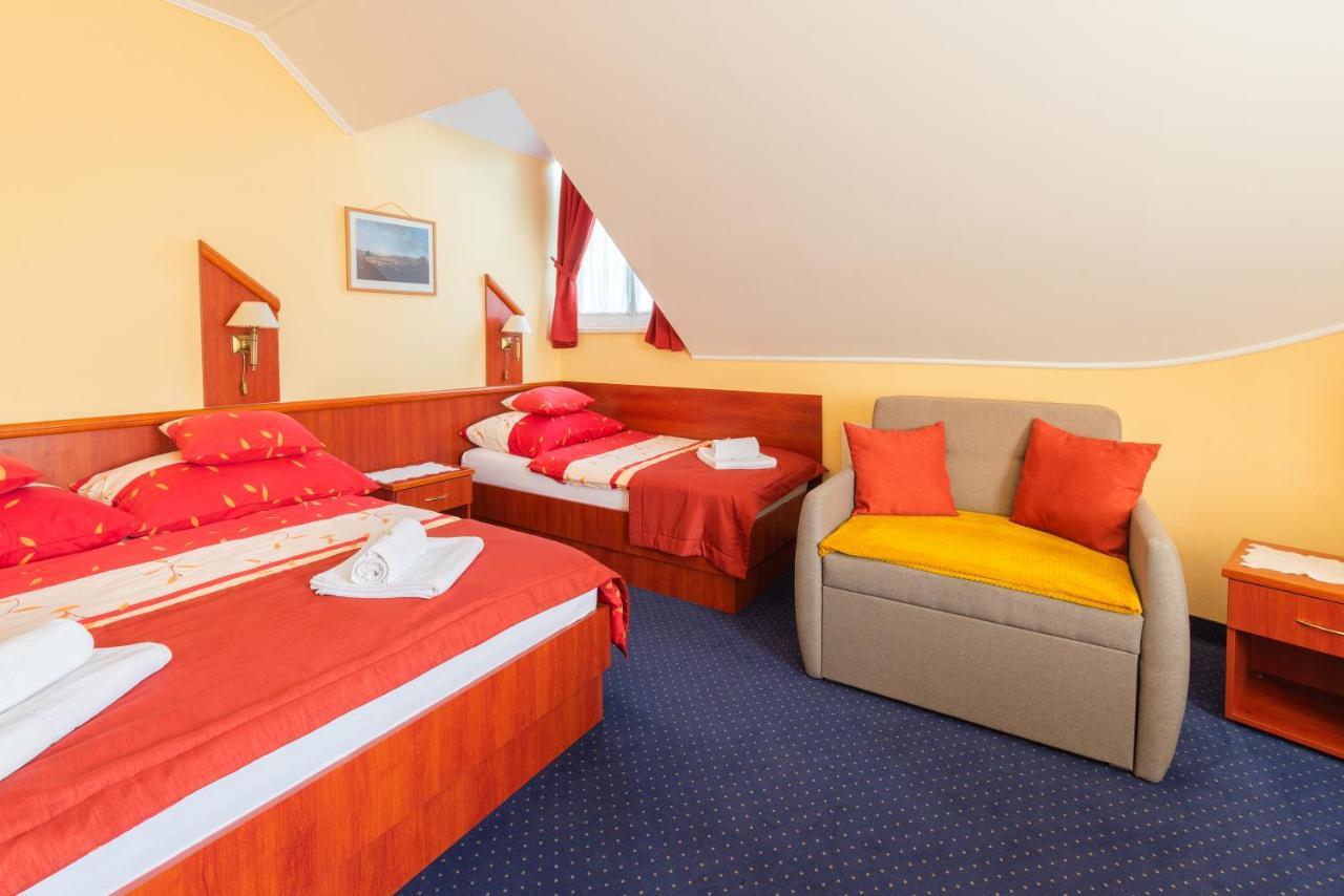 Hotel Boglarka Panzio - Etterem Mezőkövesd Exteriér fotografie