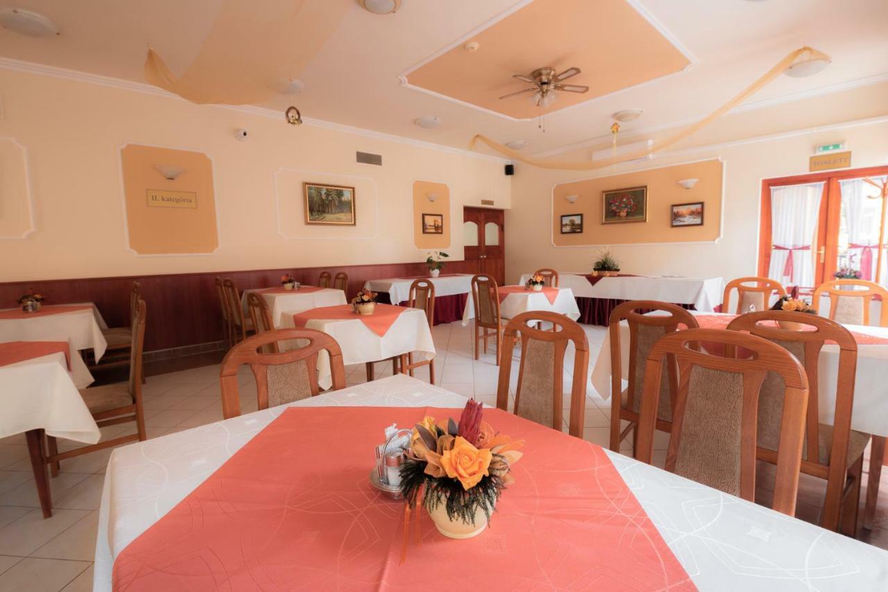 Hotel Boglarka Panzio - Etterem Mezőkövesd Exteriér fotografie