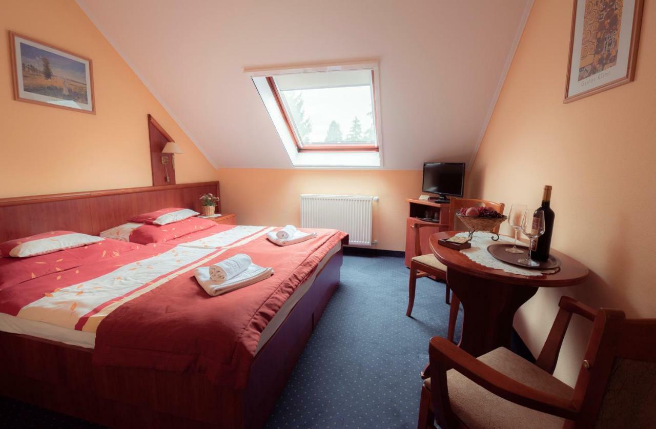 Hotel Boglarka Panzio - Etterem Mezőkövesd Exteriér fotografie